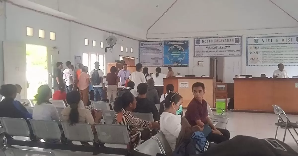 Kadis Dukcapil KKT Turun ke Ruang Pelayanan, Pastikan Masyarakat Dilayani Secara Humanis Tanpa Jarak