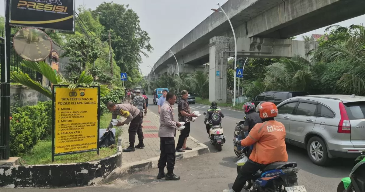 Polsek Kelapa Gading Gelar Jumat Peduli, Bagikan Nasi Kotak untuk Ojol dan Warga