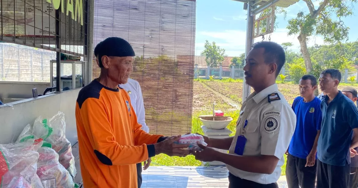 Lapas Terbuka Kendal Bagikan Paket Perlengkapan Mandi Gratis untuk Warga Binaan