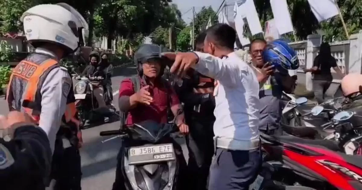 Penertiban Parkir Liar di Pemda Cibinong Diwarnai Protes Pengendara, 136 Motor Dikempesi Ban