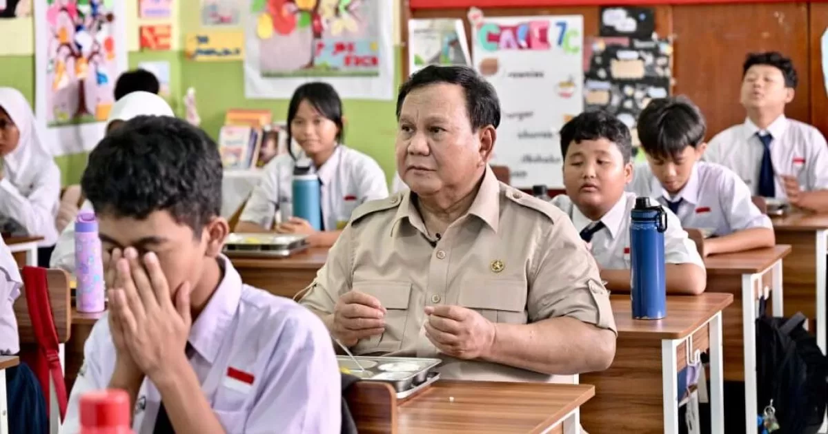 Prabowo Tinjau Program Makan Bergizi Gratis di SMPN 111 Jakarta, Siswa Antusias Sambut Presiden
