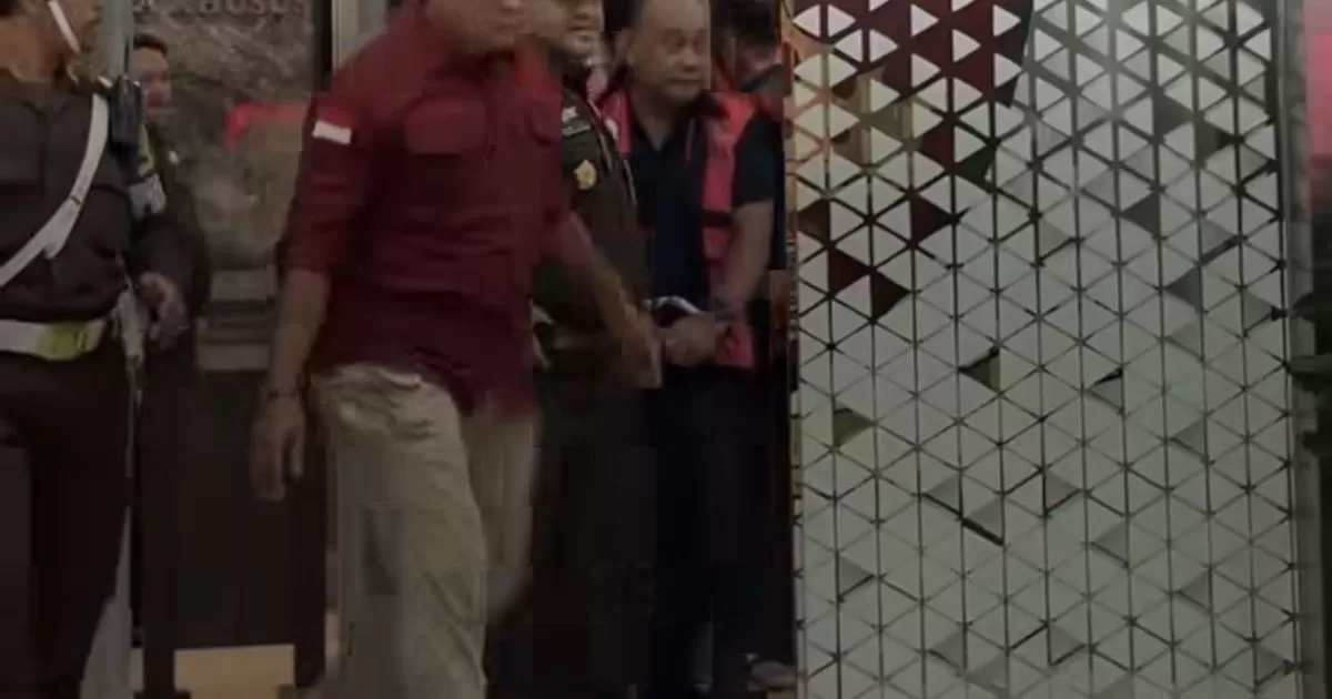 Dadan Hindayana Keluar Gedung Bundar Kejagung Pakai Rompi Tahanan