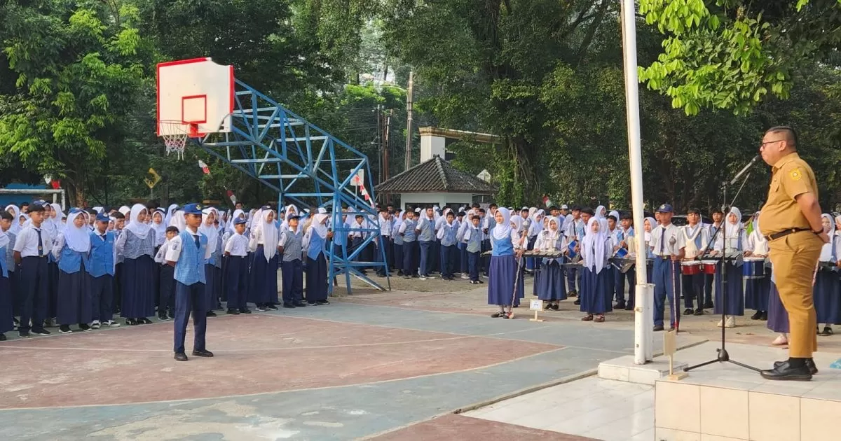 Rudy Susmanto Kerahkan 21 Kepala OPD Jadi Pembina Upacara di SMP, Edukasi Bahaya Narkoba dan Program MBG