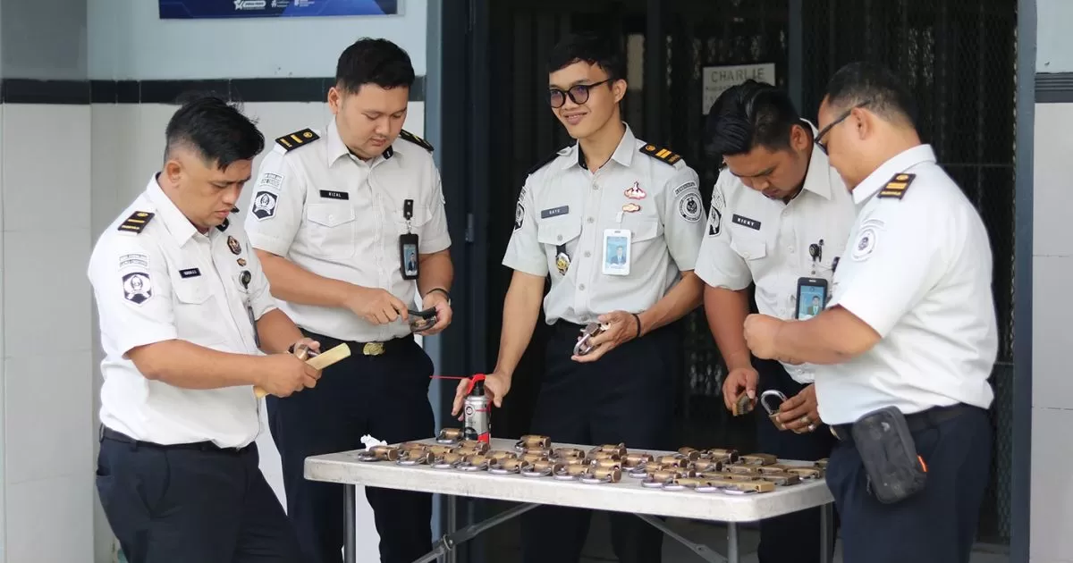 Lapas Cibinong Tingkatkan Sistem Pengamanan Melalui Perawatan Gembok Hunian