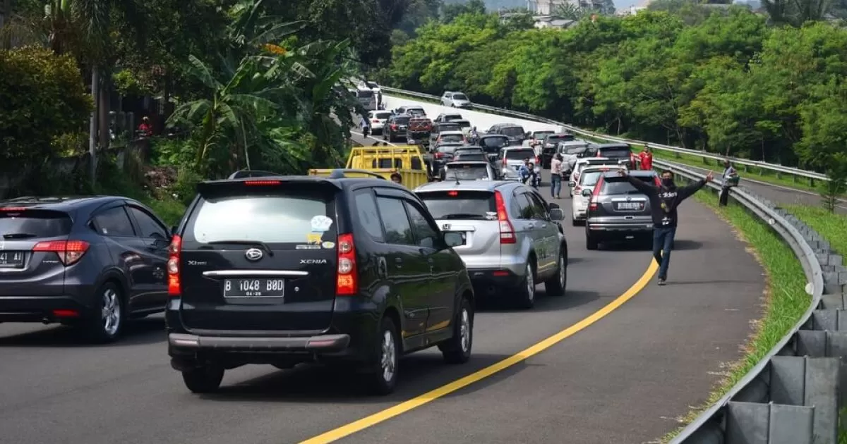 Libur Sekolah, Lebih dari 25 Ribu Kendaraan Padati Jalur Puncak Bogor, Polisi Berlakukan One Way