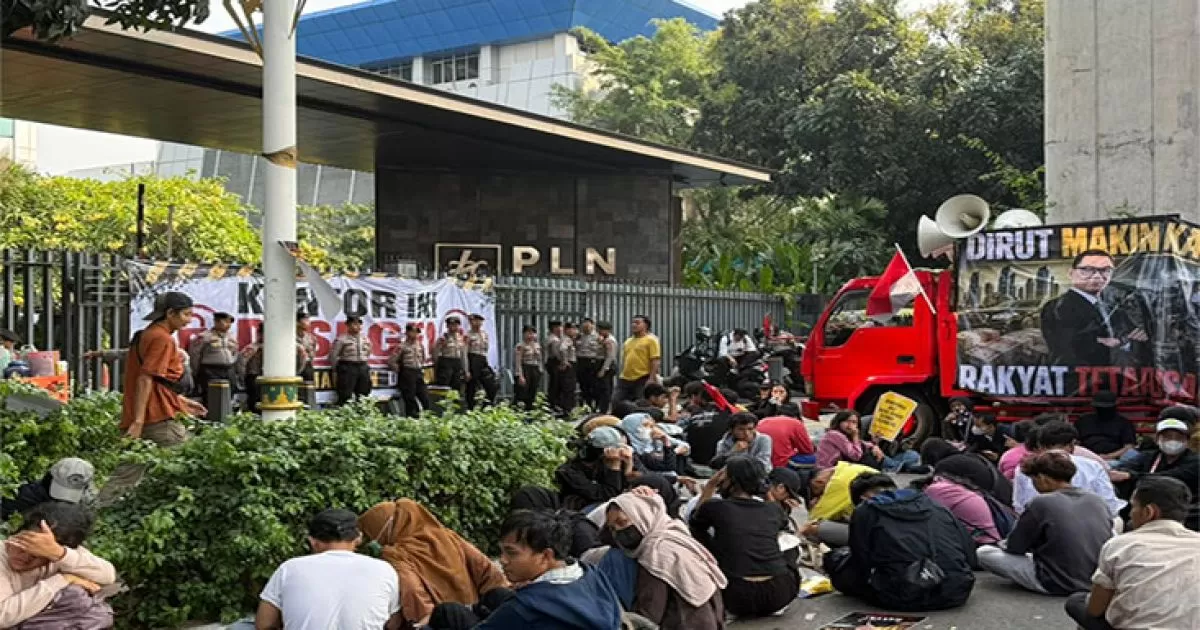 Ratusan Massa Segel Kantor PLN, Desak Audit Total dan Evaluasi Direksi Usai Pemadaman Listrik Sumatera-Kalimantan