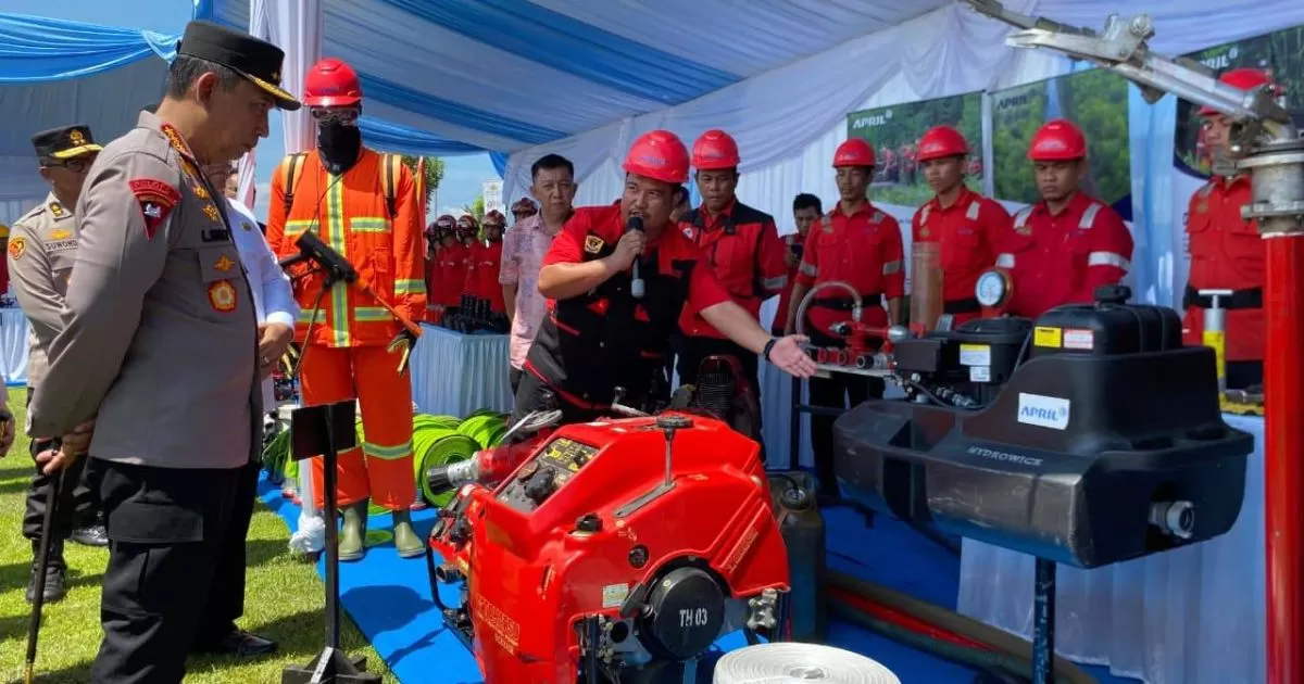 Kapolri Perkuat Satgas Karhutla Riau dengan Bantuan Ekskavator hingga Mesin Pompa Air