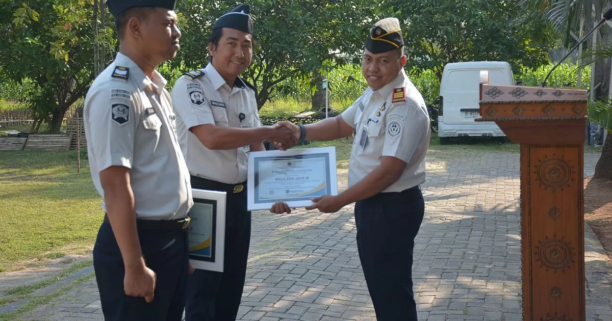 Lapas Terbuka Kendal Berikan Penghargaan Pegawai Teladan Triwulan II 2026 kepada Gilang Nanda dan Maulana Jaya