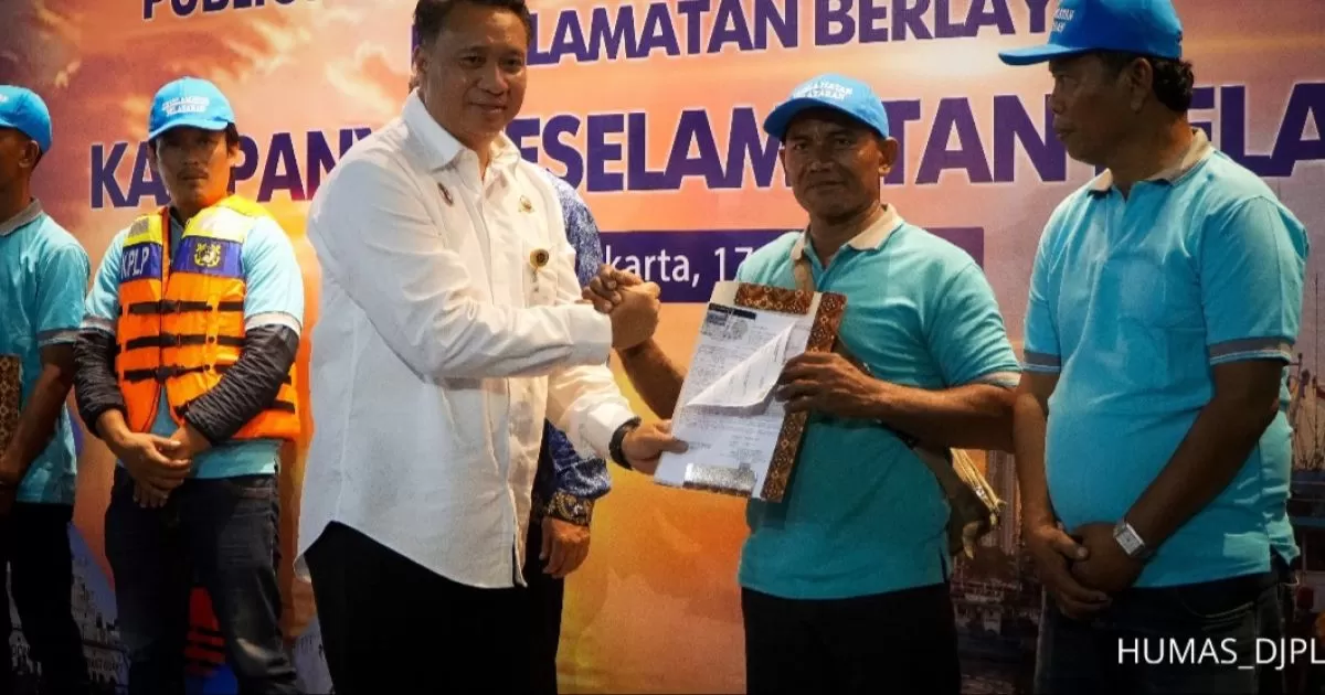 Kemenhub Bagikan 150 Life Jacket untuk Nelayan Muara Angke, Perkuat Budaya Keselamatan Pelayaran
