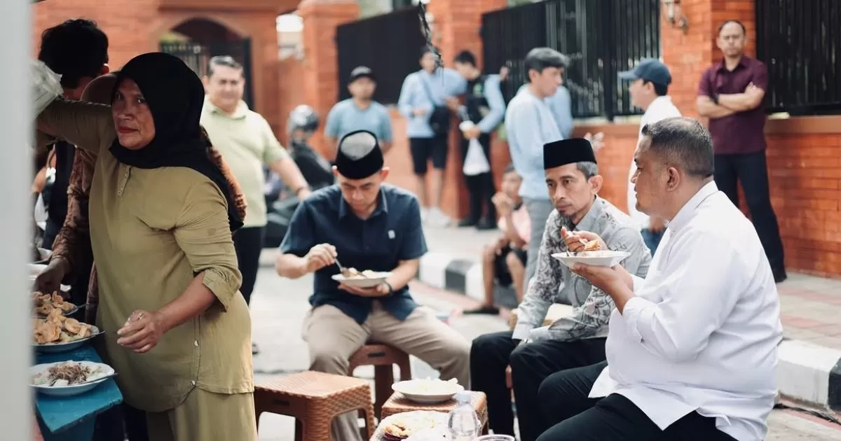 Rudy Susmanto Sarapan Ketoprak di Depan Masjid Baitul Faizin, Ajak Warga Dukung UMKM Kuliner Bogor
