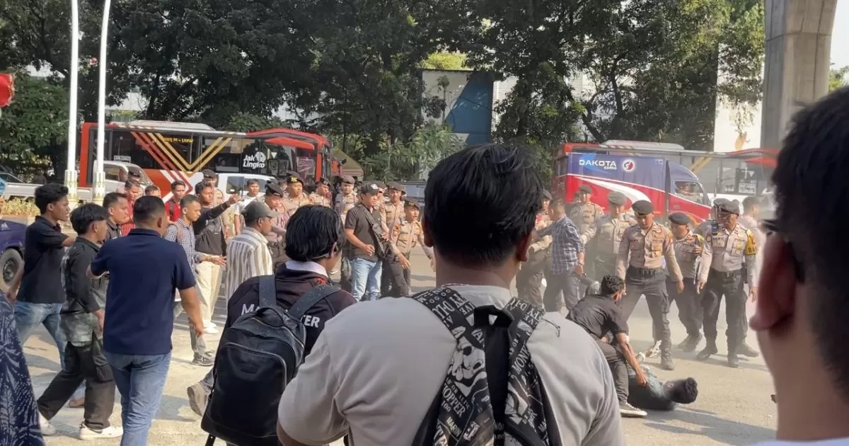 Kawal Kasus Kematian Agnis Jance Zebua, Massa Gelar Aksi di Mabes Polri dan Sempat Bersitegang dengan Polisi