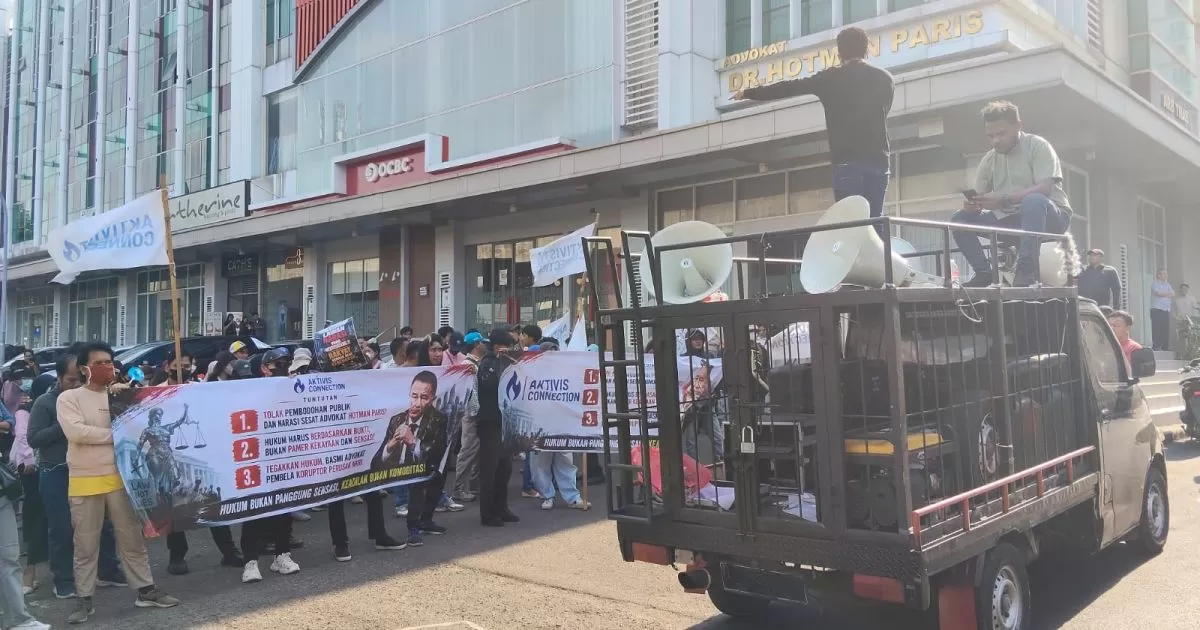 Ratusan Massa Datangi Law Firm Hotman Paris, Sampaikan Sejumlah Tuntutan