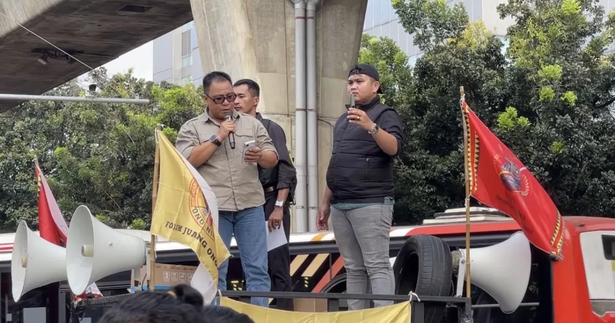 Demo di Mabes Polri, Massa Desak Kapolri Ambil Alih Kasus Kematian Agnis Jance Zebua