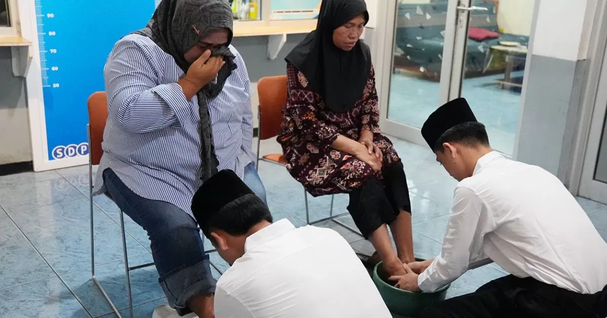 Basuh Kaki Orang Tua dan Terima Pengurangan Masa Pidana, Momen Mengharukan di Lapas Cibinong