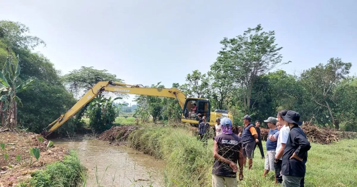 Mitigasi Banjir, Pemkab Bogor Keruk Sedimentasi Kali Cibeuteung Sepanjang 1 Kilometer