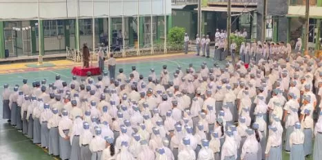 Upacara Bendera SMAN 4 Cibinong, Imas Suryani Tekankan Pentingnya Menjaga Lisan dan Karakter Siswa