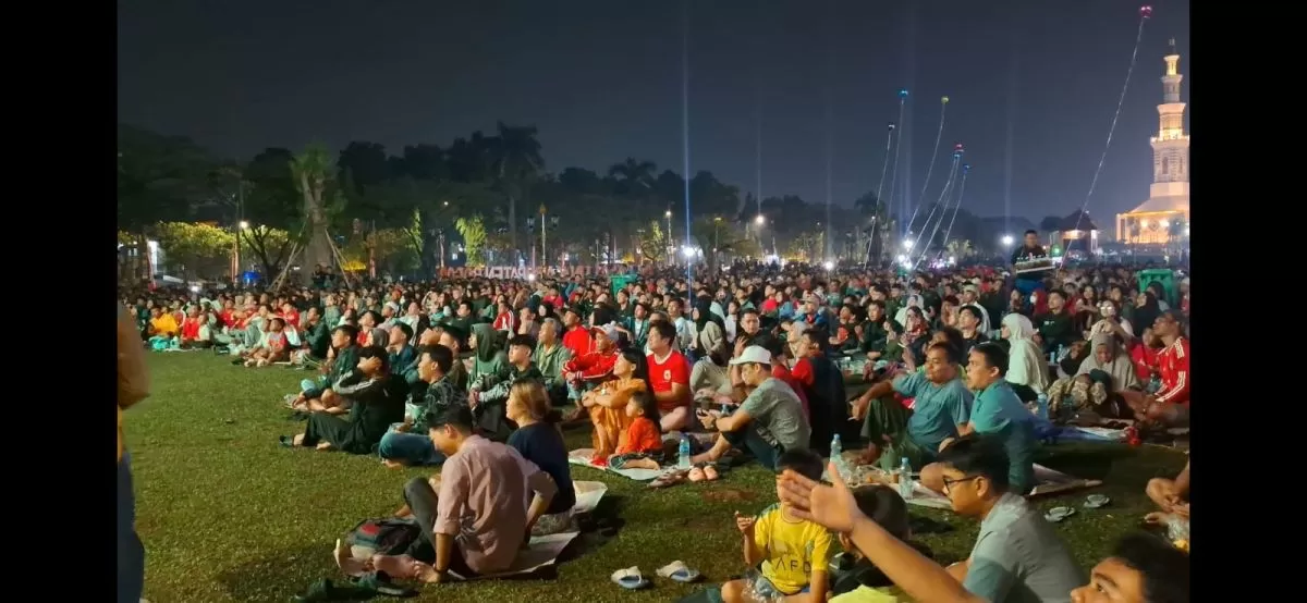 Ribuan Warga Padati Nobar Timnas Indonesia di Alun-alun Bogor, Pedagang Kebanjiran Pembeli