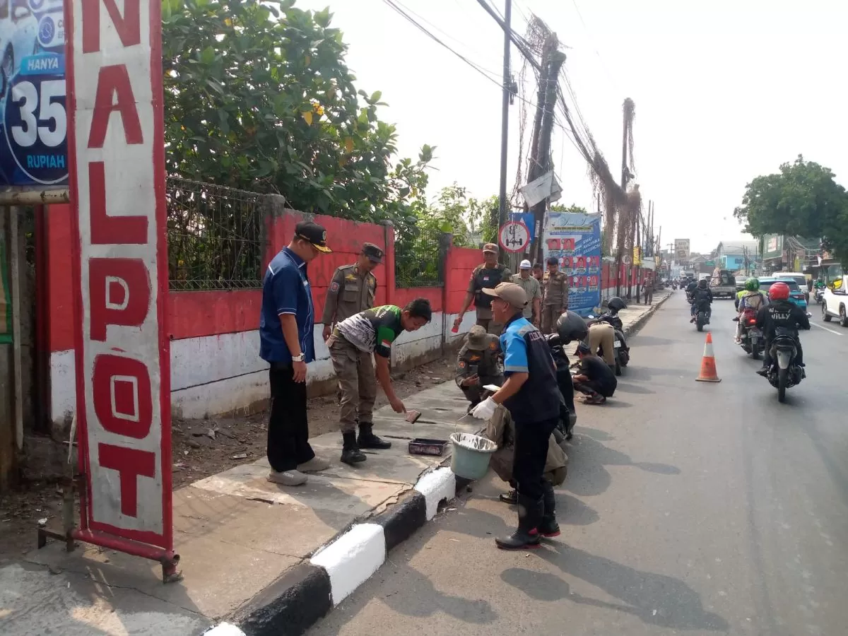 Semarak HUT RI ke-81, Camat Cileungsi Pimpin Penataan Trotoar untuk Ciptakan Lingkungan Bersih dan Nyaman