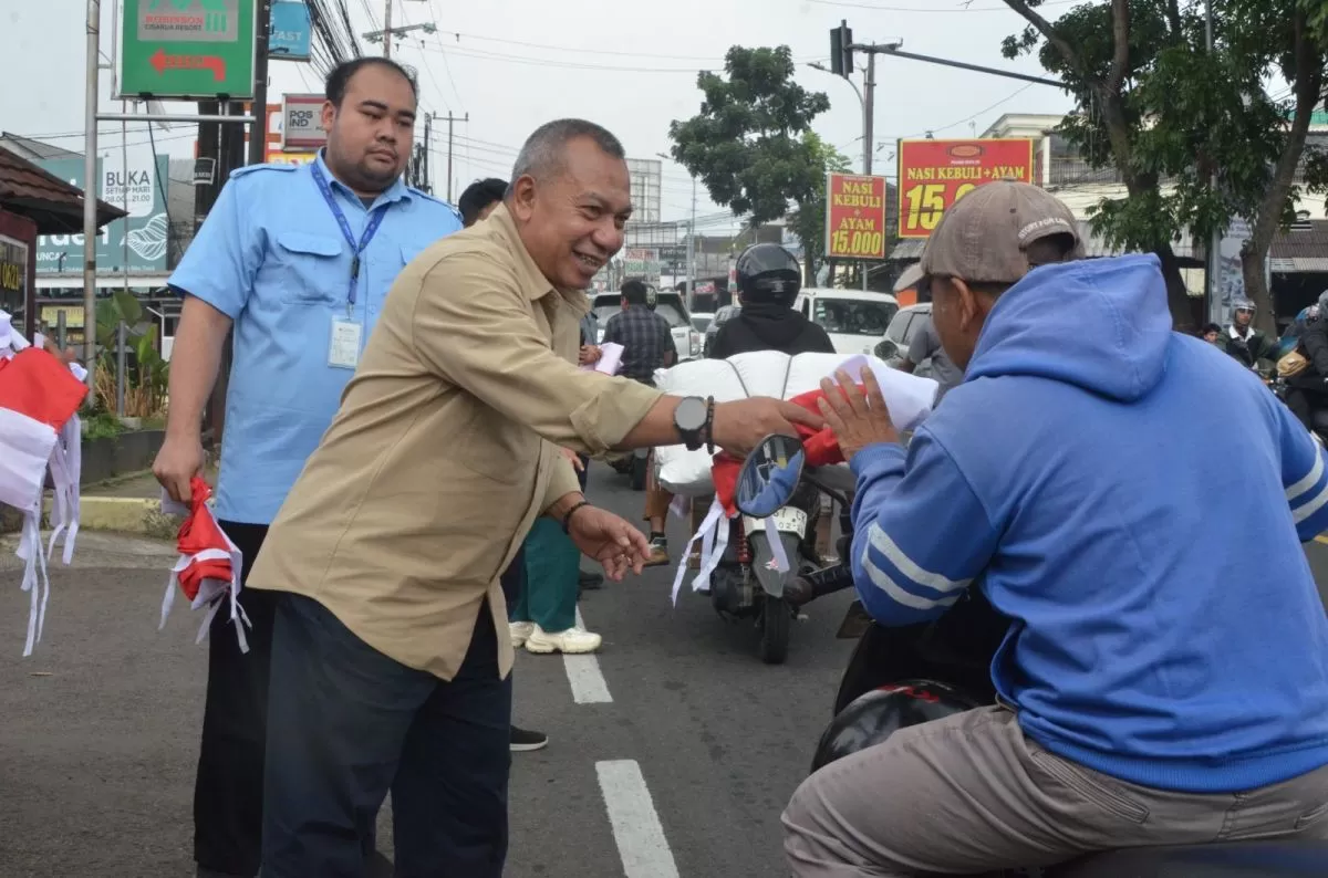 Diskominfo Kabupaten Bogor Bagikan Bendera Merah Putih di Cisarua, Ajak Warga Semarakkan HUT RI Ke-81