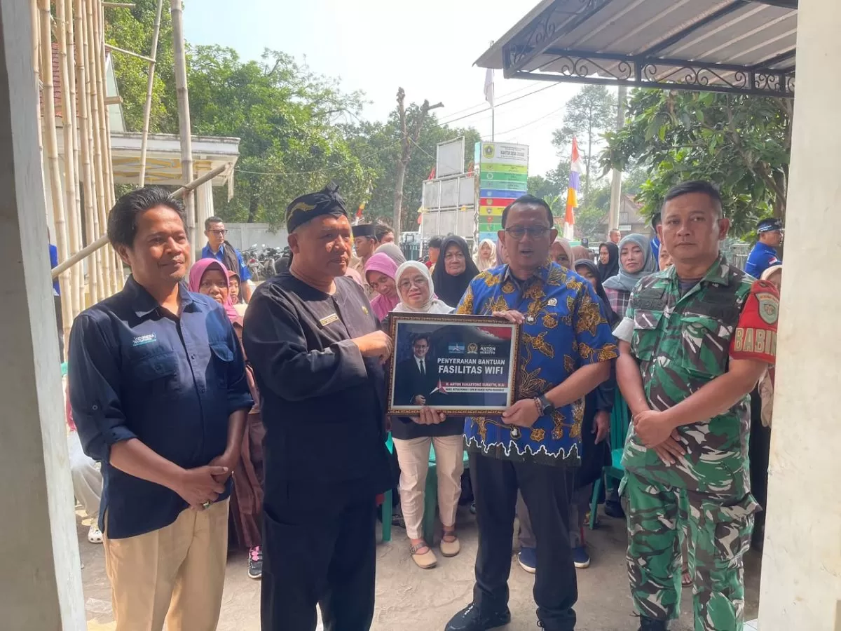 Anton Sukartono Suratto Pasang Internet Gratis di Desa Cibodas Jonggol, Dukung Pelayanan Digital Masyarakat