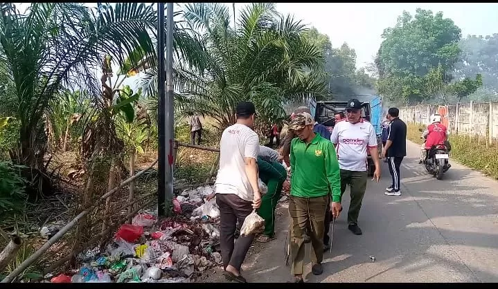 Desa Klapanunggal Bersih-Bersih Sambut HUT RI ke-81, Kades Ajak Warga Jaga Lingkungan