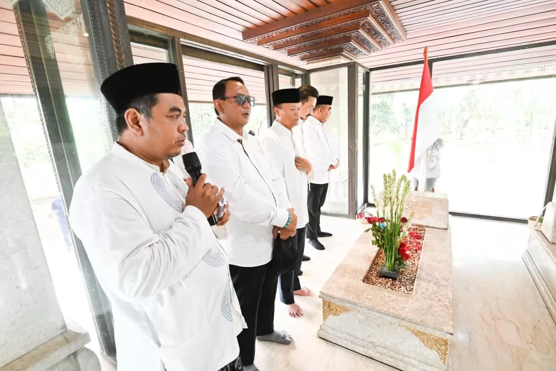 Anton Sukartono Suratto Ziarah ke Makam Bung Hatta, Ajak Generasi Muda Teladani Semangat Pengabdian Pendiri Bangsa