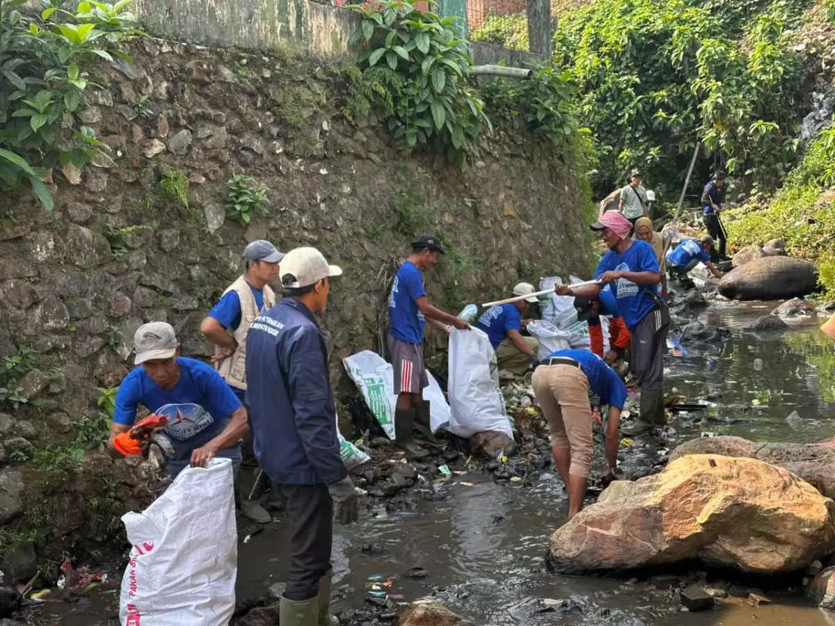 HUT ke-25 Demokrat, DPC Kabupaten Bogor Bersihkan Sungai dan Bantu Sumur Bor di Pangradin