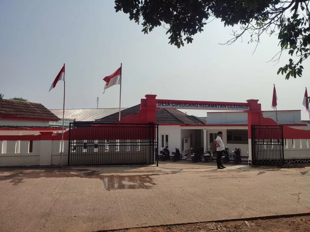 Semarak Kemerdekaan, Kantor Desa Cipeucang Bogor Dipenuhi Bendera Merah Putih