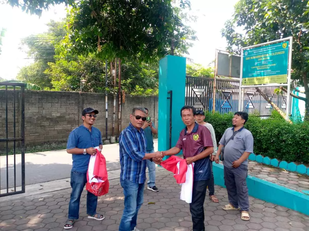 Sambut HUT ke-81 RI, Pemdes Dayeuh Bogor Bagikan Bendera Merah Putih kepada Warga