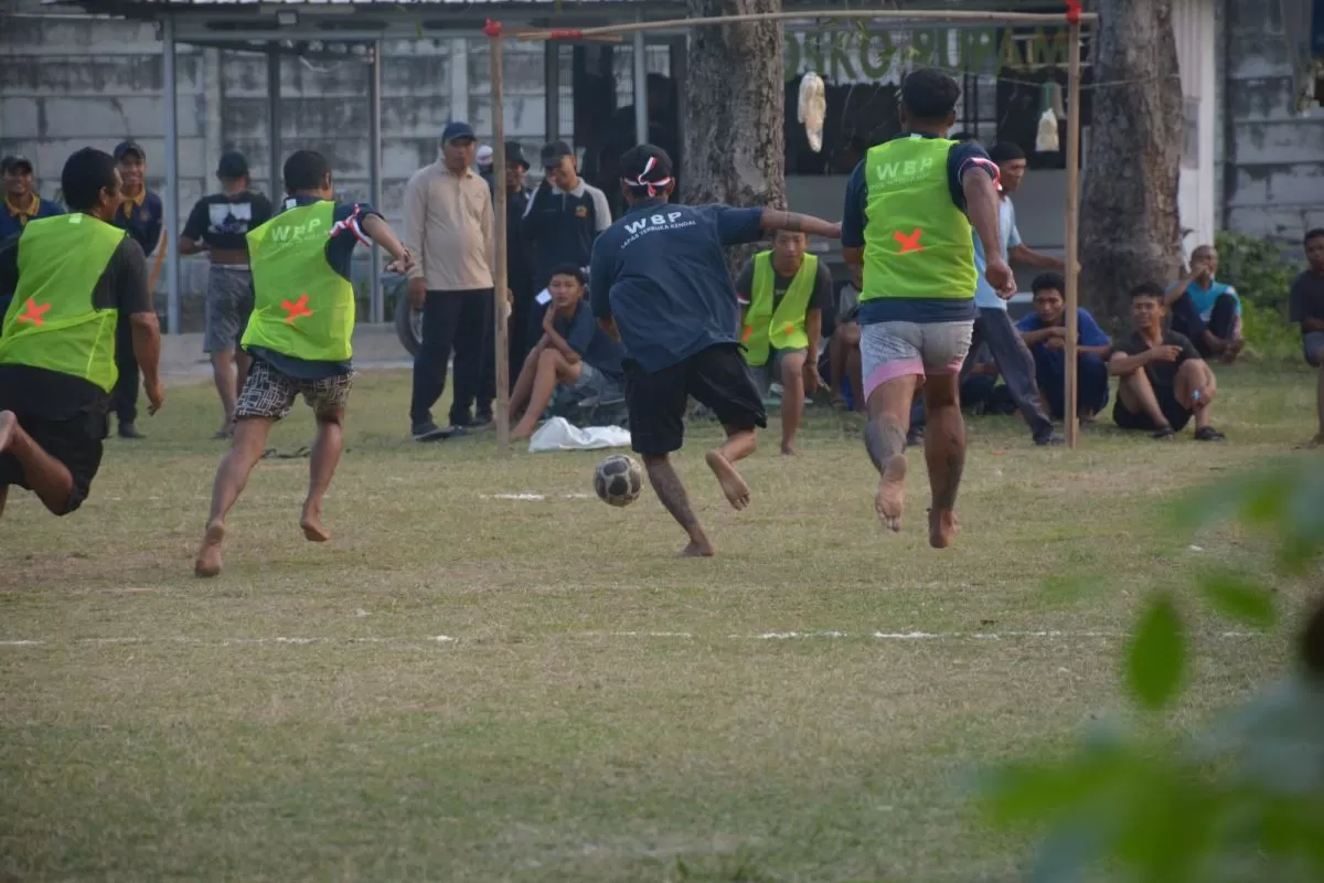 Semangat Kemerdekaan di Lapas Terbuka Kendal, Warga Binaan Kompak Ikuti Perlombaan