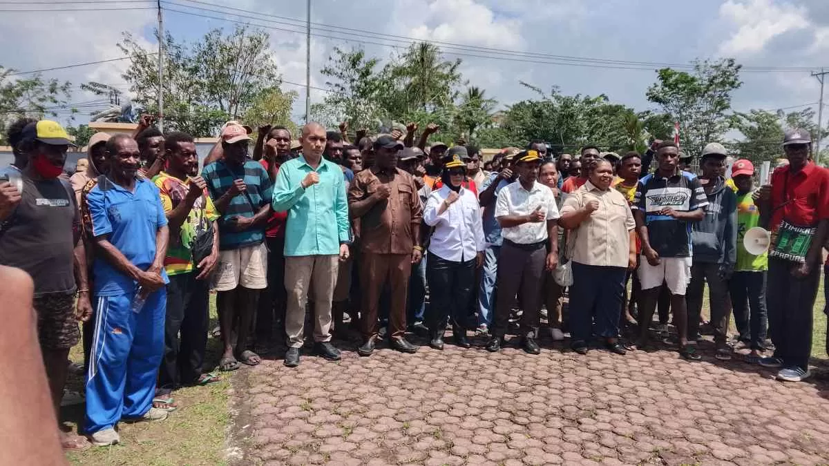 Buruh TKBM Pelabuhan Pomako Geruduk DPRK Mimika, Desak Perlindungan Kerja dan Perbaikan Pelabuhan