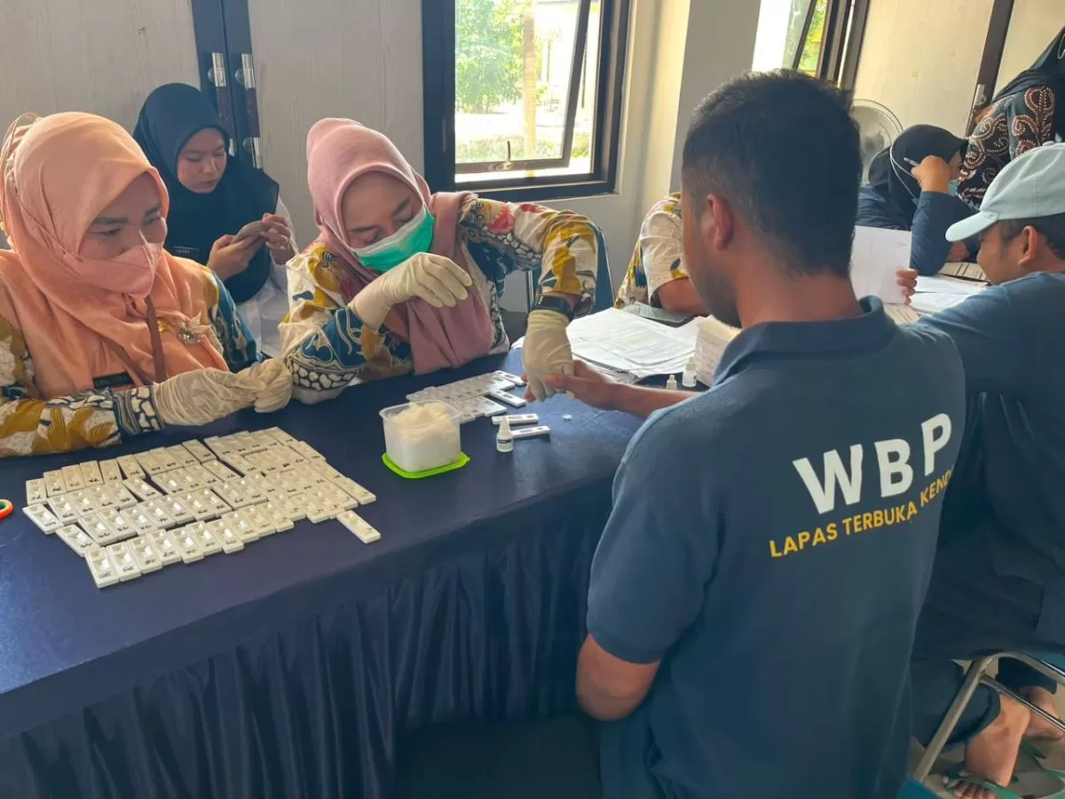 Lapas Terbuka Kendal bersama Dinkes dan Puskesmas Patebon 1 melakukan skrining TBC, HIV, sifilis dan hepatitis C terhadap 81 warga binaan.