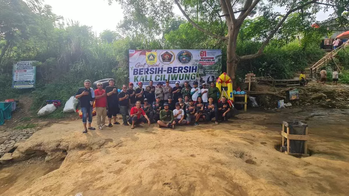 PWI Kabupaten Bogor Bersama TNI-Polri dan Domba Tubing Bersihkan Sungai Ciliwung Sambut HUT RI ke-81