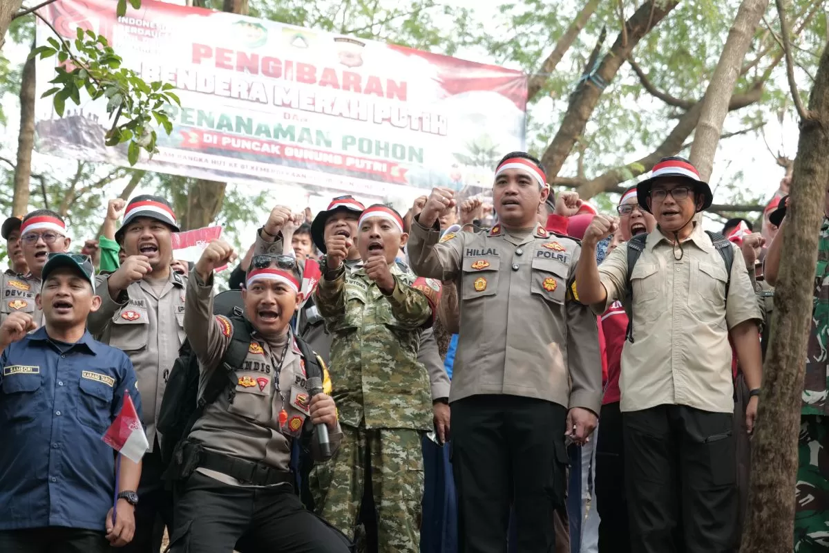 Sambut Kemerdekaan, Forkopimcam Gunung Putri Tanam Pohon dan Kibarkan Sang Saka