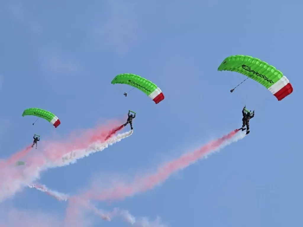 Langit Jakarta Semarak, Kopassus dan Pesawat Tempur Tampilkan Atraksi Spektakuler