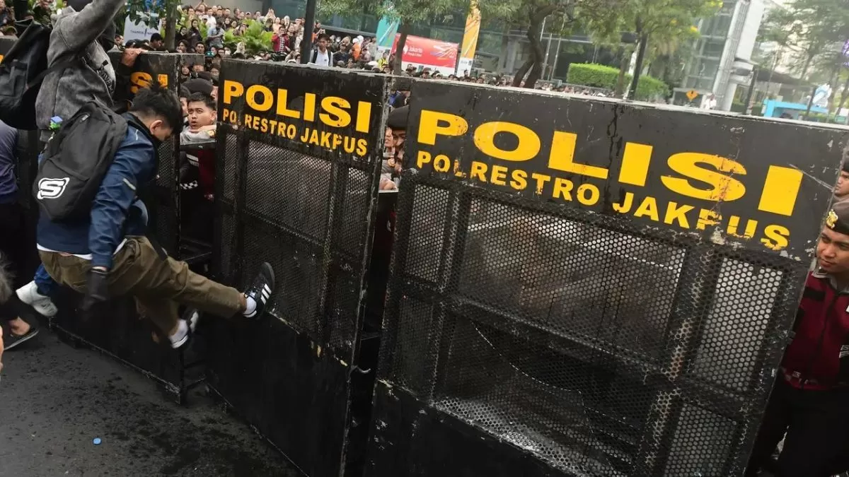Polda Metro Jaya Kerahkan 9.242 Personel Amankan 31 Aksi Demo di Jakarta