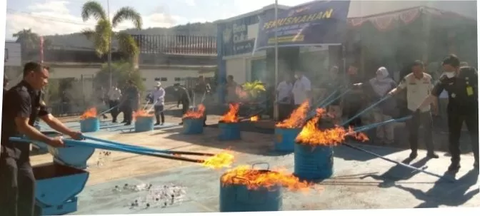 Bea Cukai Luwuk Musnahkan 398.224 Rokok dan 84,45 Liter MMEA Ilegal
