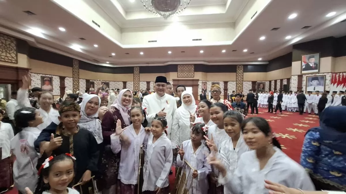 Kerja Keras Tim Angklung SDN Cibatok 03 Berbuah Hadiah dari Bupati Bogor
