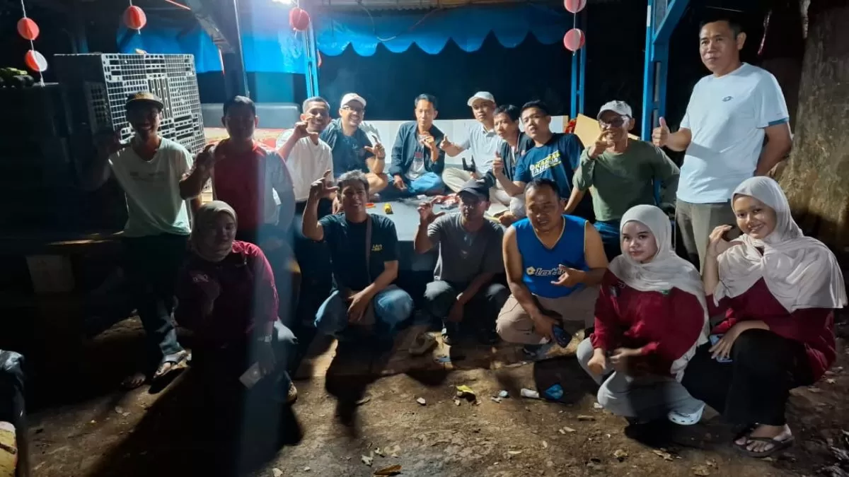 Kades Cicadas Sambangi Pos Kamling, Pastikan Keamanan Lingkungan Tetap Kondusif Perkuat Silaturahmi Pemerintah Desa dan Warga