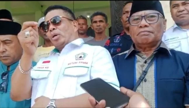 Haji Umar Kei Ohoitenan Temui Warga Hitu Messing dan Morella, Bawa Bantuan serta Pesan Perdamaian