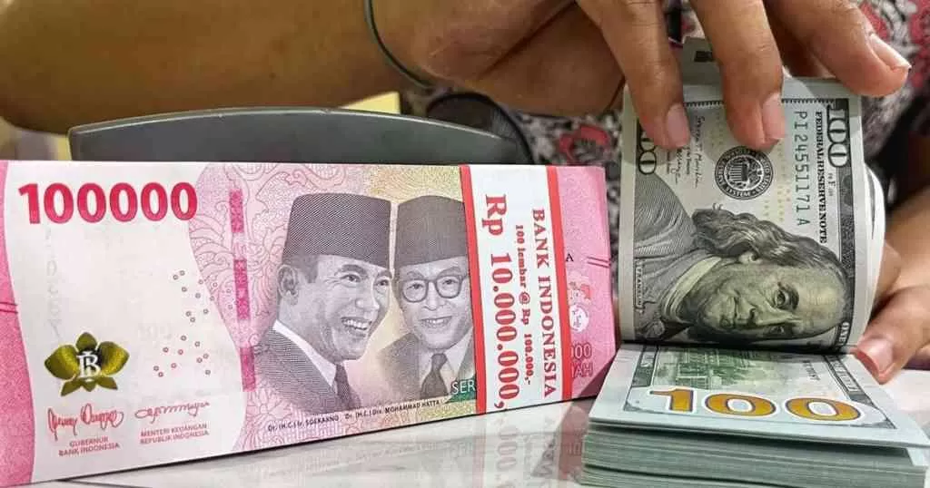 Rupiah di Bawah Tekanan, Ini Dampak Kenaikan Harga Minyak bagi Indonesia