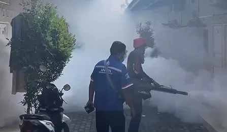 ACC Bergerak, Fogging RW 16 Tlajung Udik Jadi Bentuk Kepedulian Kesehatan Warga