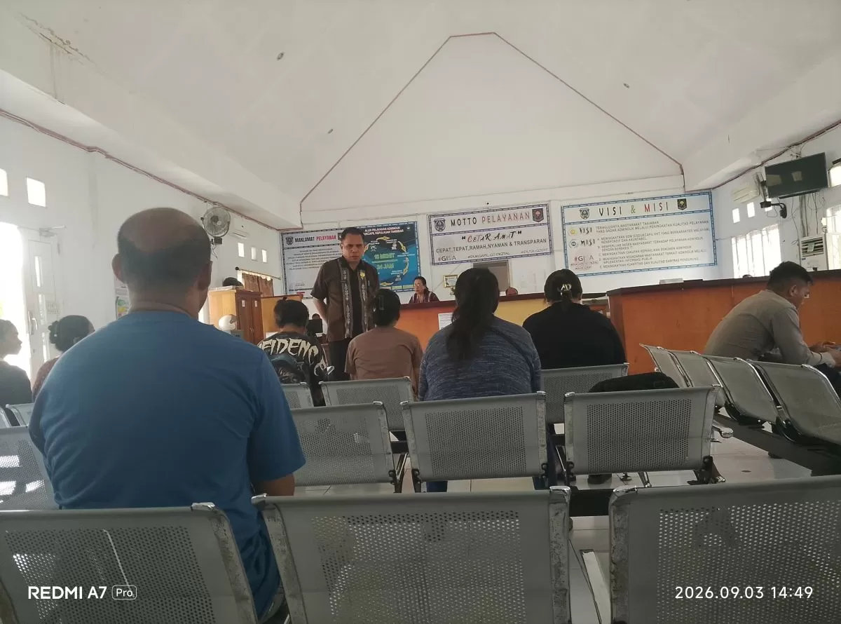Kepala Dinas Dukcapil Tanimbar Turun Layani Warga, Masyarakat Diminta Responsif Saat Perekaman