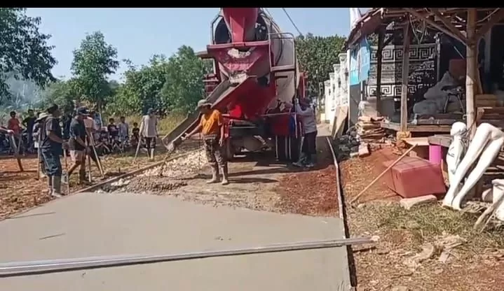 Wujud Kepedulian Sosial, H. Deden Setiawan Betonisasi Jalan di Babakan Pentas