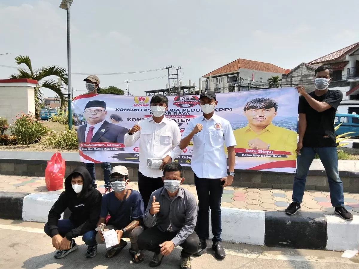 Peduli Kesehatan Warga, KPP Bogor Raya dan KONI Bagikan Masker di Kemang