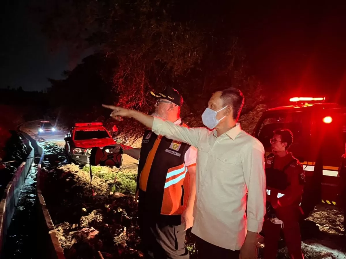 Ade Ruhandi Dampingi Rudy Susmanto Tinjau Kebakaran Galuga, Warga Diminta Menjauh