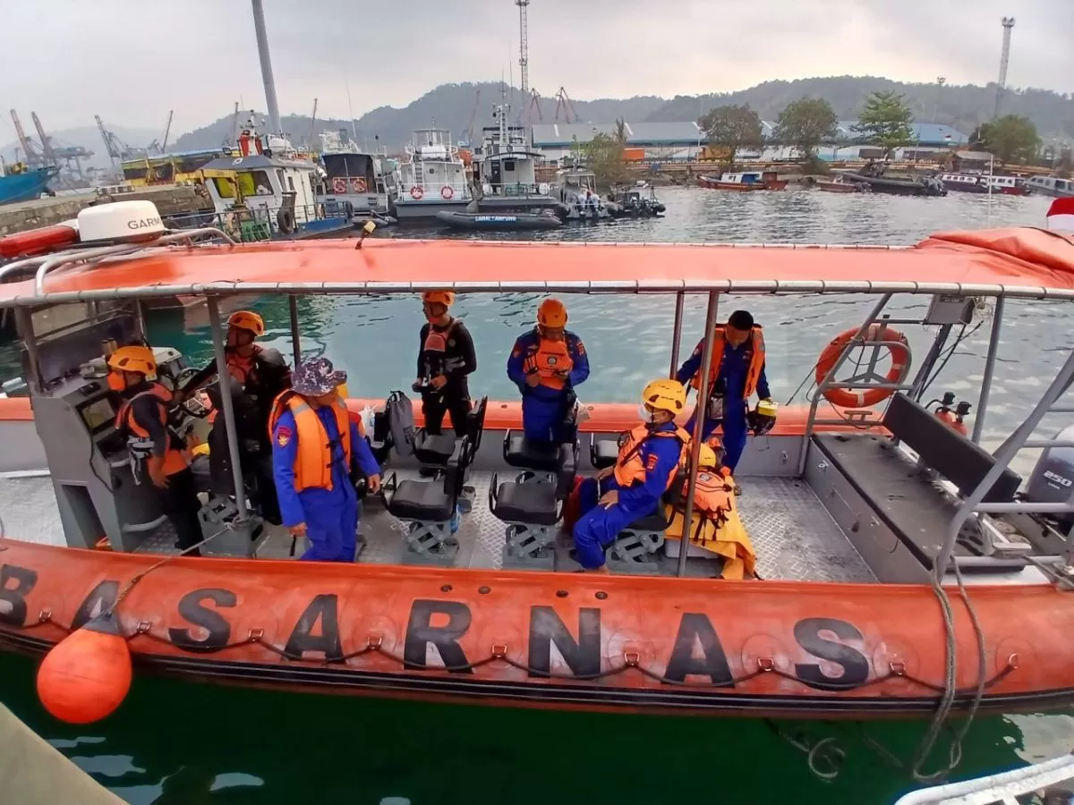 Hari Kedua, Polisi dan Basarnas Perluas Pencarian 8 Orang Hilang Kontak di Selat Sunda
