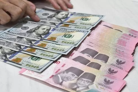 Pasar Keuangan Hari Ini: IHSG Melemah, Rupiah Menguat 0,71%, Minyak Tembus US$100
