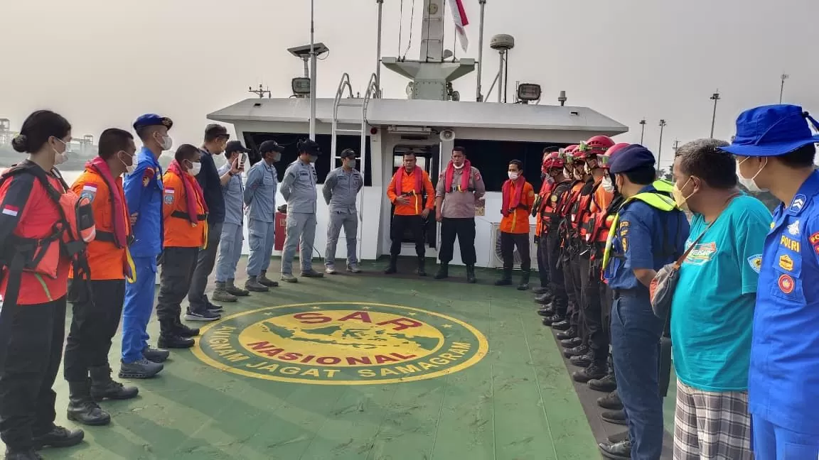 Cuaca Berat dan Gelombang hingga 4 Meter, Tim SAR Tetap Cari 8 Orang KM Arupadatu 1