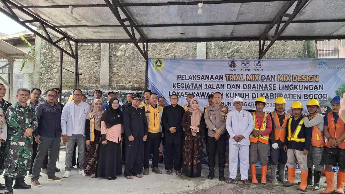 Disperkim Bogor Pastikan Mutu Jalan dan Drainase Kawasan Kumuh Lewat Trial Mix